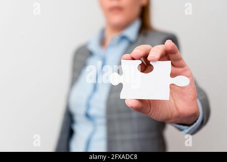 Welldressed Business Woman Hält Zwei Stücke Puzzle, Professionelle Erwachsene Frauen Lösung Fehlender Ideen, Strategie Für Neue Ideen Stockfoto