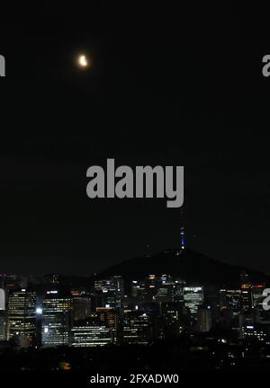 Seoul, Südkorea. Mai 2021. Ein Mond wird in der Wolke in Seoul, Südkorea, gesehen, 26. Mai 2021. Quelle: Wang Jingqiang/Xinhua/Alamy Live News Stockfoto
