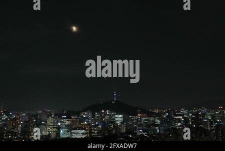 Seoul, Südkorea. Mai 2021. Ein Mond wird in der Wolke in Seoul, Südkorea, gesehen, 26. Mai 2021. Quelle: Wang Jingqiang/Xinhua/Alamy Live News Stockfoto