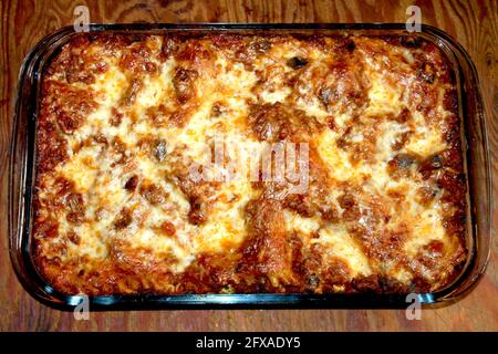 Nahaufnahme eines Gerichts mit hausgemachter Lasagne auf einem Schneidebrett. Stockfoto