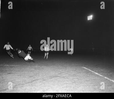 DOS gegen Sheffield United . Spielmoment links Mijnals im Zentrum von Zoghel rechts Layne, 25. September 1963, Sport, Fußball, Niederlande, Presseagentur des 20. Jahrhunderts, Foto, Nachrichten zum erinnern, Dokumentarfilm, historische Fotografie 1945-1990, visuelle Geschichten, Menschliche Geschichte des zwanzigsten Jahrhunderts, Momente in der Zeit festzuhalten Stockfoto