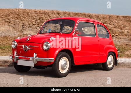 Santander, Spanien - 28. September 2014: SEAT 600 während einer Oldtimer-Ausstellung. Der 600 ist eines der kultigsten Autos, das in Spanien hergestellt wird Stockfoto