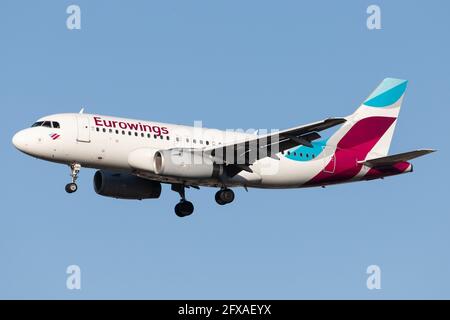 LONDON, GROSSBRITANNIEN - 10. Feb 2020: Eurowings (EW / EWG) nähert sich dem Flughafen London-Heathrow (EGLL/LHR) mit einem Airbus A319-132 A319 (D-AGWC/2976). Stockfoto