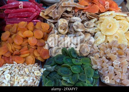 Verschiedene getrocknete Früchte und Süßigkeiten auf dem israelischen Markt in Jerusalem Stockfoto