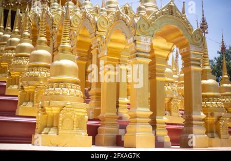 Burmesische Gläubige laufen barfuß um den Shwedagon herum Pagode trägt eine traditionelle und bunte Longyi (traditionelle burmesische Kleidung Stockfoto