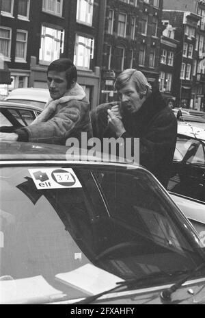 Dronten Elf Cities Route from Start Amsterdam, Gijs van Lennep (r) and Henk Terlingen (l) with Porsche, 3. Januar 1972, Niederlande, 20. Jahrhundert Presseagentur Foto, News to remember, Dokumentarfilm, historische Fotografie 1945-1990, visuelle Geschichten, Menschliche Geschichte des zwanzigsten Jahrhunderts, Momente in der Zeit festzuhalten Stockfoto