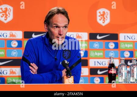 ZEIST, NIEDERLANDE - 26. MAI: KNVB-Pressereferent Bas Ticheler aus den Niederlanden während der niederländischen Pressekonferenz auf dem KNVB Campus am 26. Mai 2021 in Zeist, Niederlande (Foto: Jeroen Meuwsen/Orange Picches) Stockfoto