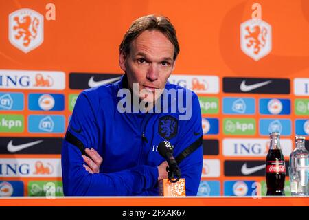 ZEIST, NIEDERLANDE - 26. MAI: KNVB-Pressereferent Bas Ticheler aus den Niederlanden während der niederländischen Pressekonferenz auf dem KNVB Campus am 26. Mai 2021 in Zeist, Niederlande (Foto: Jeroen Meuwsen/Orange Picches) Stockfoto