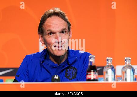 ZEIST, NIEDERLANDE - 26. MAI: KNVB-Pressereferent Bas Ticheler aus den Niederlanden während der niederländischen Pressekonferenz auf dem KNVB Campus am 26. Mai 2021 in Zeist, Niederlande (Foto: Jeroen Meuwsen/Orange Picches) Stockfoto