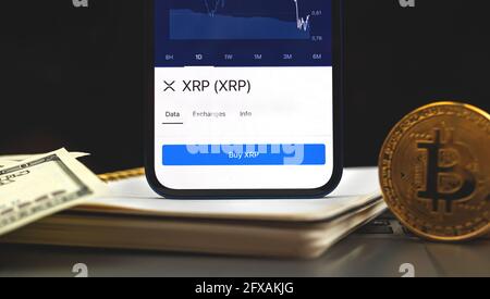 Ripple XRP Krypto-Währung auf Ihrem Mobiltelefon, Mobile Banking-Konzept, Handel und Investitionen in neues virtuelles Geld, Geschäftshintergrund Stockfoto