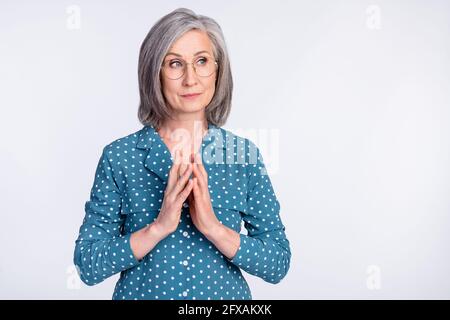 Foto-Porträt von Senior Business Frau in einer Brille ernst aussehende Leerraum wurde Idee zu betrachten isoliert auf weißem Hintergrund Stockfoto