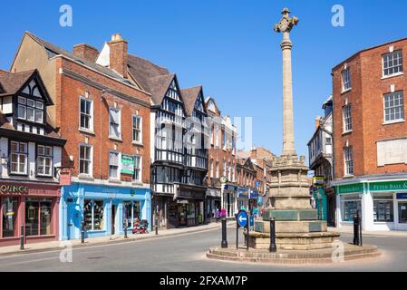 Tewkesbury Town Centre Shops Roundabout and the Tewkesbury war Memorial or the Cross, Tewkesbury, Gloucestershire, England, GB, Großbritannien, Europa Stockfoto