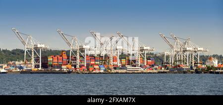 Seattle, Washington State, USA - Juni 2018: Weitwinkelansicht des Containerhafens in Seattle, WA, USA. Stockfoto