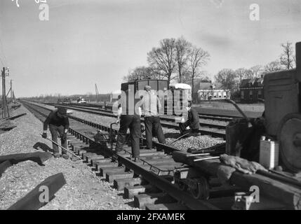 Zweigleisige Strecke Meppel nach Leeuwarden, 6. Juni 1948, Eisenbahnen, Eisenbahner, Niederlande, 20. Jahrhundert Presseagentur Foto, Nachrichten zu erinnern, Dokumentarfilm, historische Fotografie 1945-1990, visuelle Geschichten, Menschliche Geschichte des zwanzigsten Jahrhunderts, Momente in der Zeit festzuhalten Stockfoto