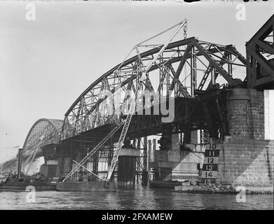 Doppelgleis auf Eisenbahnbrücke über den Fluss Waal bei Nijmegen, 21. Oktober 1950, Eisenbahnbrücken, Niederlande, Presseagentur des 20. Jahrhunderts Foto, Nachrichten zu erinnern, Dokumentarfilm, historische Fotografie 1945-1990, visuelle Geschichten, Menschliche Geschichte des zwanzigsten Jahrhunderts, Momente in der Zeit festzuhalten Stockfoto