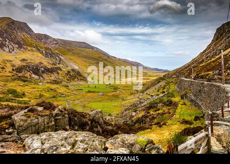 Nant Ffrancon Pass von der Pont Pen-y-Benglog Bridge, Llyn Ogwen, Snowdonia National Park, Wales. Stockfoto