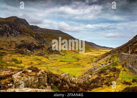 Nant Ffrancon Pass von der Pont Pen-y-Benglog Bridge, Llyn Ogwen, Snowdonia National Park, Wales. Stockfoto