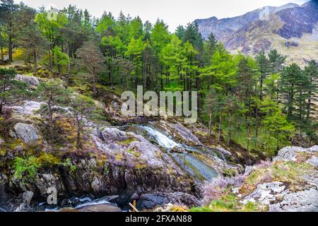 Oberer Teil der Ogwen Falls von der Pont Pen-y-Benglog Bridge, Llyn Ogwen, Snowdonia National Park, Wales. Stockfoto