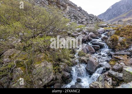 Oberer Teil der Ogwen Falls von der Pont Pen-y-Benglog Bridge, Llyn Ogwen, Snowdonia National Park, Wales. Stockfoto