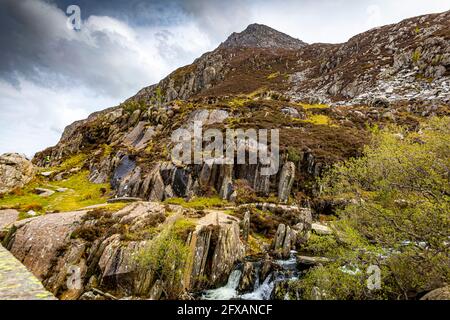 Oberer Teil der Ogwen Falls von der Pont Pen-y-Benglog Bridge, Llyn Ogwen, Snowdonia National Park, Wales. Stockfoto