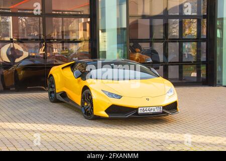 Supercar Lamborghini Aventador gelbe Farbe geparkt bei der Autohaus. Russland, Sankt Petersburg. 06. november 2020 Stockfoto