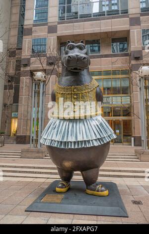 New York, USA, 26. Januar 2020: Hippo Ballerina aus Bronze und Kupfer außerhalb von Manhattan Stockfoto