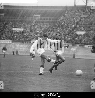 DWS gegen Ajax 0-3. Game Moment, 7. September 1963, Sport, Fußball, Niederlande, Presseagentur des 20. Jahrhunderts, Foto, Nachrichten zum erinnern, Dokumentarfilm, historische Fotografie 1945-1990, visuelle Geschichten, Menschliche Geschichte des zwanzigsten Jahrhunderts, Momente in der Zeit festzuhalten Stockfoto