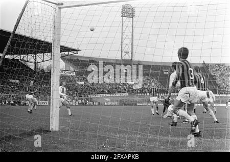 DWS gegen Ajax 0-2. Game Moment, 16. November 1969, Fußball, Niederlande, Foto der Presseagentur des 20. Jahrhunderts, zu erinnerende Nachrichten, Dokumentarfilm, historische Fotografie 1945-1990, visuelle Geschichten, Menschliche Geschichte des zwanzigsten Jahrhunderts, Momente in der Zeit festzuhalten Stockfoto