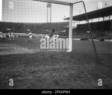 DWS gegen Ajax 1-1, Spielmoment, 17. Januar 1965, Sport, Fußball, Niederlande, Foto der Presseagentur des 20. Jahrhunderts, zu erinnerende Nachrichten, Dokumentarfilm, historische Fotografie 1945-1990, visuelle Geschichten, Menschliche Geschichte des zwanzigsten Jahrhunderts, Momente in der Zeit festzuhalten Stockfoto