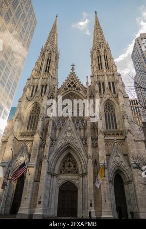 New York, USA, 26. Januar 2020: Die St. Patrick's Cathedral in New York, zwischen 1853 und 1878 erbaut, ist eine amerikanische Kirche in New York Stockfoto