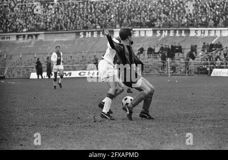 DWS gegen Ajax 1-1, Spielmoment, 22. Januar 1967, Sport, Fußball, Niederlande, Foto der Presseagentur des 20. Jahrhunderts, zu erinnerende Nachrichten, Dokumentarfilm, historische Fotografie 1945-1990, visuelle Geschichten, Menschliche Geschichte des zwanzigsten Jahrhunderts, Momente in der Zeit festzuhalten Stockfoto