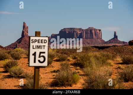 Tempolimit-Schild mit Monument Valley Mesas im Hintergrund Stockfoto