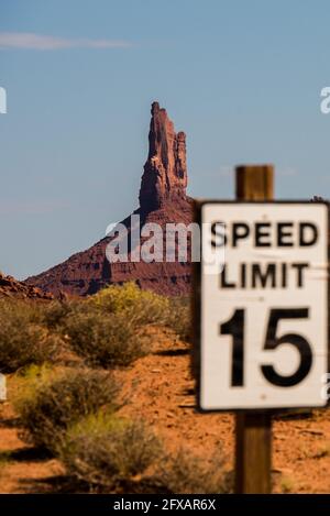 Geschwindigkeitsbegrenzung im Monument Valley mit butte im Hintergrund Stockfoto