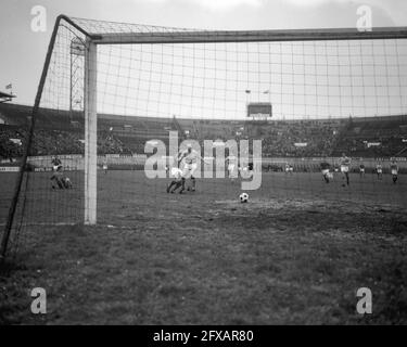 DWS gegen Schieß los. 1-1, Spielzeit, 21. März 1965, Sport, Fußball, Niederlande, Foto der Presseagentur des 20. Jahrhunderts, zu erinnerende Nachrichten, Dokumentarfilm, historische Fotografie 1945-1990, visuelle Geschichten, Menschliche Geschichte des zwanzigsten Jahrhunderts, Momente in der Zeit festzuhalten Stockfoto