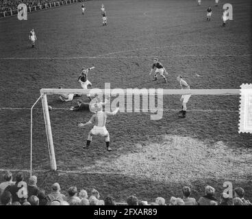 DWS gegen Schieß los. 2-1. Spielmoment, 2. Dezember 1951, Sport, Fußball, Niederlande, Presseagentur des 20. Jahrhunderts, Foto, Nachrichten zum erinnern, Dokumentarfilm, historische Fotografie 1945-1990, visuelle Geschichten, Menschliche Geschichte des zwanzigsten Jahrhunderts, Momente in der Zeit festzuhalten Stockfoto