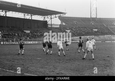 DWS gegen Telstar 3-0. Nuninga (rechts) erzielte, 8. März 1970, Sport, Fußball, Niederlande, Presseagentur des 20. Jahrhunderts, Foto, Nachrichten zum erinnern, Dokumentarfilm, historische Fotografie 1945-1990, visuelle Geschichten, Menschliche Geschichte des zwanzigsten Jahrhunderts, Momente in der Zeit festzuhalten Stockfoto