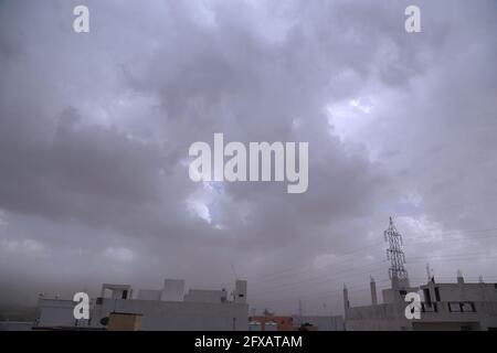 Beawar, Indien. Mai 2021. Dunkle Wolken schweben während eines Staubsturms durch den Zyklon YaaS in Beawar über der Stadt. (Foto: Sumit Saleswat/Pacific Press) Quelle: Pacific Press Media Production Corp./Alamy Live News Stockfoto