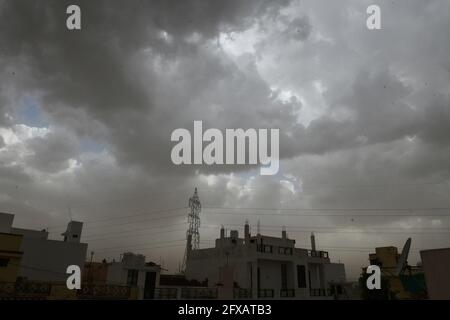 Beawar, Indien. Mai 2021. Dunkle Wolken schweben während eines Staubsturms durch den Zyklon YaaS in Beawar über der Stadt. (Foto: Sumit Saleswat/Pacific Press) Quelle: Pacific Press Media Production Corp./Alamy Live News Stockfoto