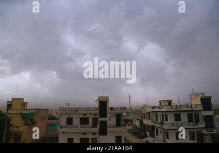Beawar, Indien. Mai 2021. Dunkle Wolken schweben während eines Staubsturms durch den Zyklon YaaS in Beawar über der Stadt. (Foto: Sumit Saleswat/Pacific Press) Quelle: Pacific Press Media Production Corp./Alamy Live News Stockfoto