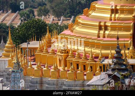 Die vielen kleinen Stupa am Fuße der buddhistischen Pagode Aung Setkaya in der Nähe von Monywa in der Sagaing Division von Myanmar (Burma). Stockfoto