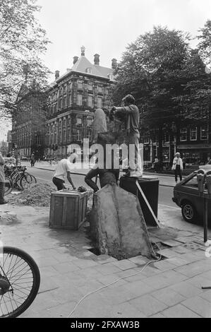 Eine Statue, die Präsident Reagan der Vereinigten Staaten auf einer gefälschten Kreuzrakete darstellt, wird als Protest diagonal gegenüber dem ehemaligen Algemeen Handelsblad-Gebäude am Nieuwezijds Voorburgwal in Amsterdam, 28. August 1981, Skulpturen, Demonstrationen, Marschflugkörper, Präsidenten, Niederlande, Foto der Presseagentur des 20. Jahrhunderts, zu erinnerende Nachrichten, Dokumentation, historische Fotografie 1945-1990, visuelle Geschichten, Menschliche Geschichte des zwanzigsten Jahrhunderts, Momente in der Zeit festzuhalten Stockfoto