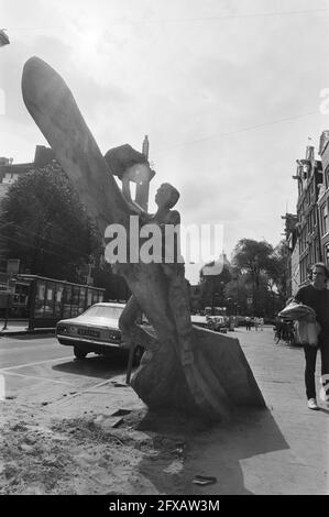 Eine Statue, die Präsident Reagan der Vereinigten Staaten auf einer gefälschten Marschflugkörper darstellt, wird als Protest gegenüber dem ehemaligen Algemeen Handelsblad-Gebäude auf der Nieuwezijds Voorburgwal in Amsterdam, 31. August 1981, Skulpturen, Demonstrationen, Marschflugkörper, präsidenten, Niederlande, Presseagentur des 20. Jahrhunderts, Foto, Nachrichten zum erinnern, Dokumentarfilm, historische Fotografie 1945-1990, visuelle Geschichten, Menschliche Geschichte des zwanzigsten Jahrhunderts, Momente in der Zeit festzuhalten Stockfoto