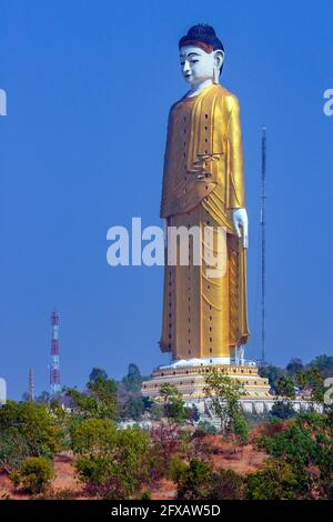 Die Laykyun Sekkya Standing Buddha ist die größte Buddha-Statue der Welt im 116 Meter (381 ft). In der Ortschaft Khatakan Taung entfernt, in der Nähe von Mo Stockfoto