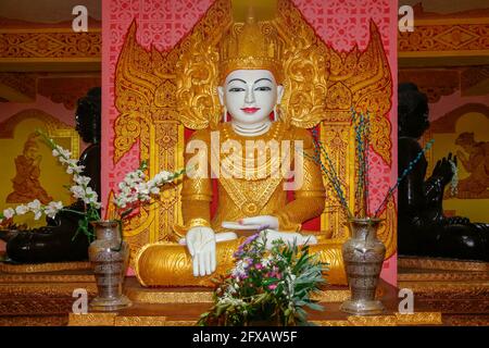 Budhha-Bilder im Inneren des Waykyun Sekkya Standing Buddha ist mit 116 Metern (381 Fuß) die höchste Buddha-Statue der Welt. Das Hotel liegt im Dorf KH Stockfoto