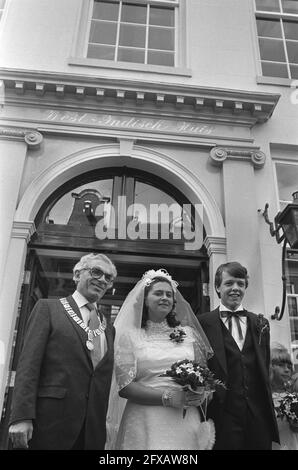 Ein Paar während der ersten Hochzeitszeremonie in West-Indisch durch den Amsterdamer Bürgermeister Wim Polak, 1. September 1981, West-Indisch House, Bürgermeister, Hochzeitszeremonien, Niederlande, Foto der Presseagentur des 20. Jahrhunderts, zu erinnerende Nachrichten, Dokumentarfilm, historische Fotografie 1945-1990, visuelle Geschichten, Menschliche Geschichte des zwanzigsten Jahrhunderts, Momente in der Zeit festzuhalten Stockfoto