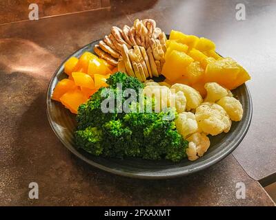 Teller mit verschiedenen veganen Zutaten. Stockfoto