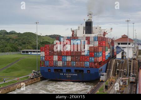 Schiffe passieren von einem Ozean zum anderen durch den Panamakanal. Für die Atlantik-Pazifik-Überfahrt steigen oder steigen sie von den Schleusen zum Gatun Lake ab. Stockfoto