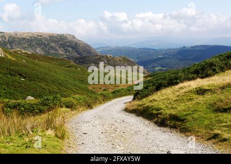 Steine auf einem Fußweg zum alten Mann von Coniston in Cumbria, England. Stockfoto