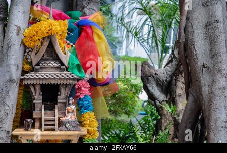 Ein Geisterhaus oder Joss-Haus. Traditionelles Thai Miniatur Holzhaus für Schutzgeist gebaut, um für Schutzgeist eines Ortes zu residieren. Selektiv Stockfoto