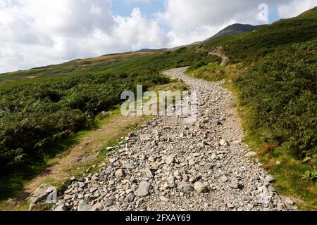 Steine auf einem Fußweg, der in Richtung Walna Scar in der Nähe des alten Mannes von Coniston in Cumbria, England, führt. Stockfoto